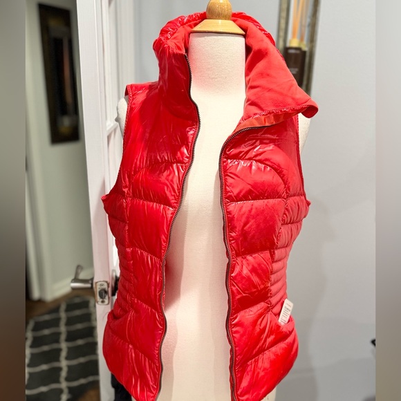 Lululemon Fluffin Awesome Vest in ‘Alarming’ - Picture 10 of 16